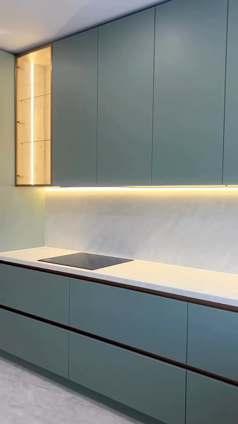 Витрина с подсветкой и тёплая LED-линия над светлой столешницей
